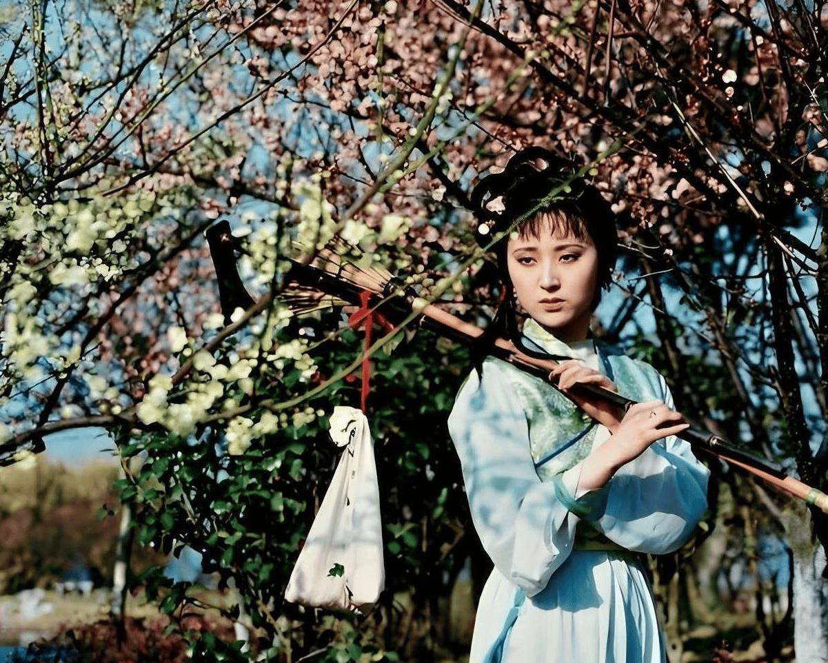 87版红楼梦的导演嫌陈晓旭不够漂亮，但是演林黛玉的这么多女演员里，只有她看着最像