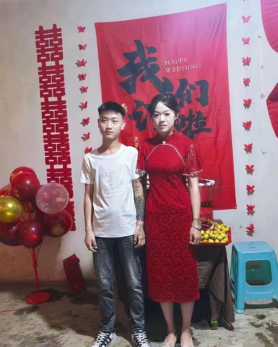 布置满喜庆婚房，小两口早早订婚拍照，很多人不理解早早结婚到底图什么？
有人说早成