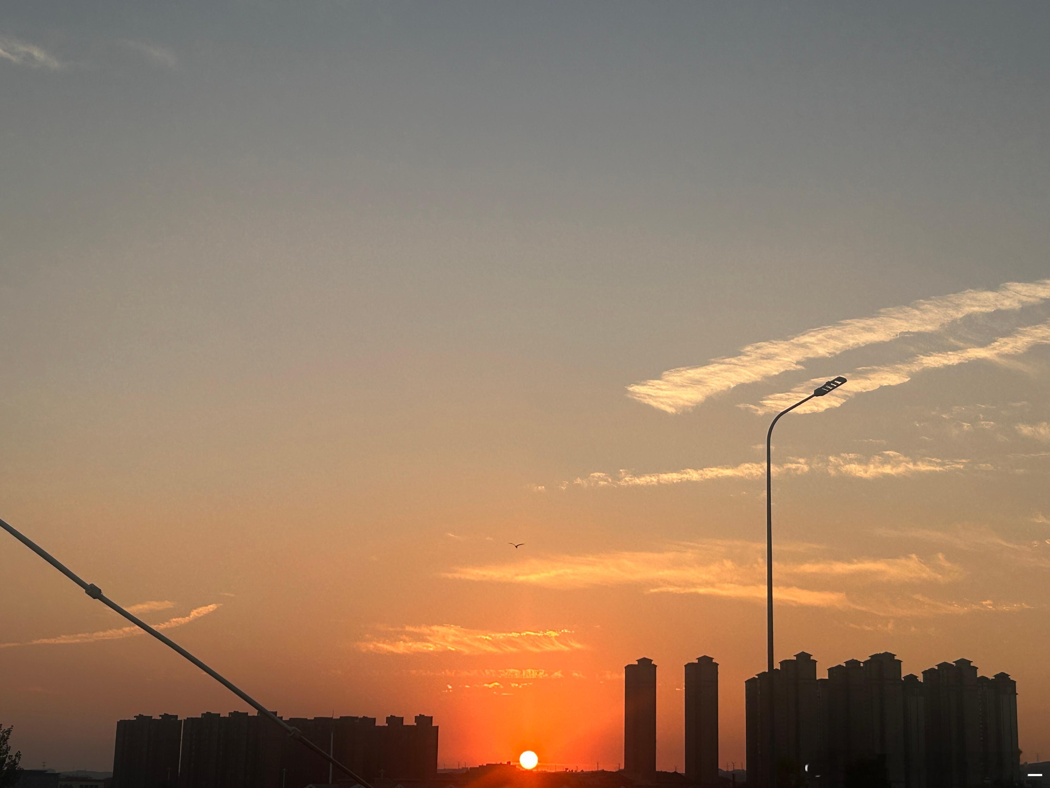 下班看到美丽的夕阳🌇。心情瞬间好了起来。买了个炸饼。回来到学校门口刚好是儿子放