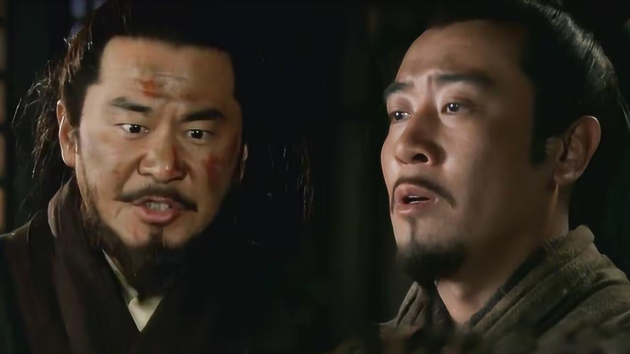 建安四年前后，公元199年，许都。 
 
曹操和刘备坐在一起喝酒。 
 
这一年