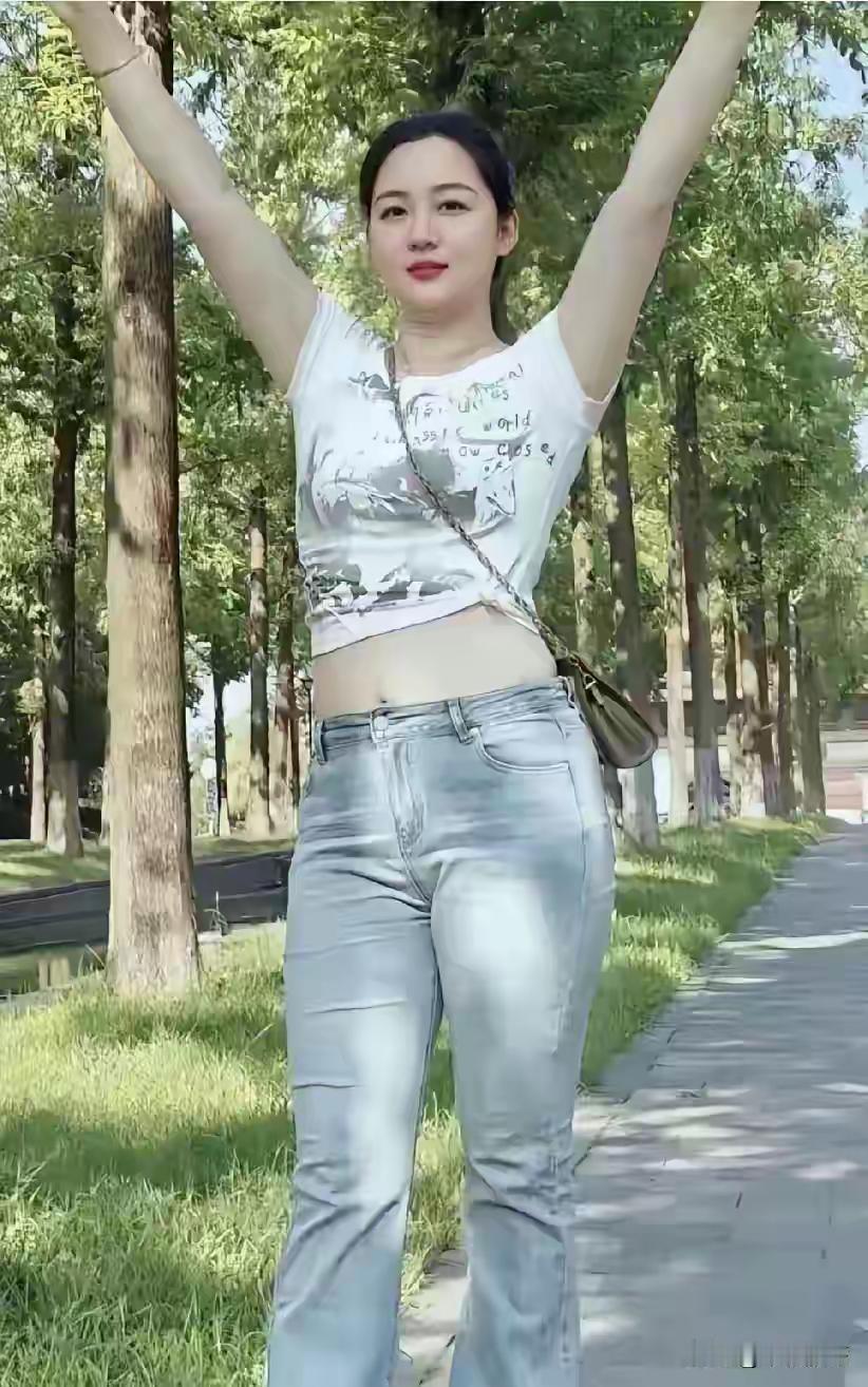 优美的身材，漂亮的颜值，这样的美女能打满分吗？