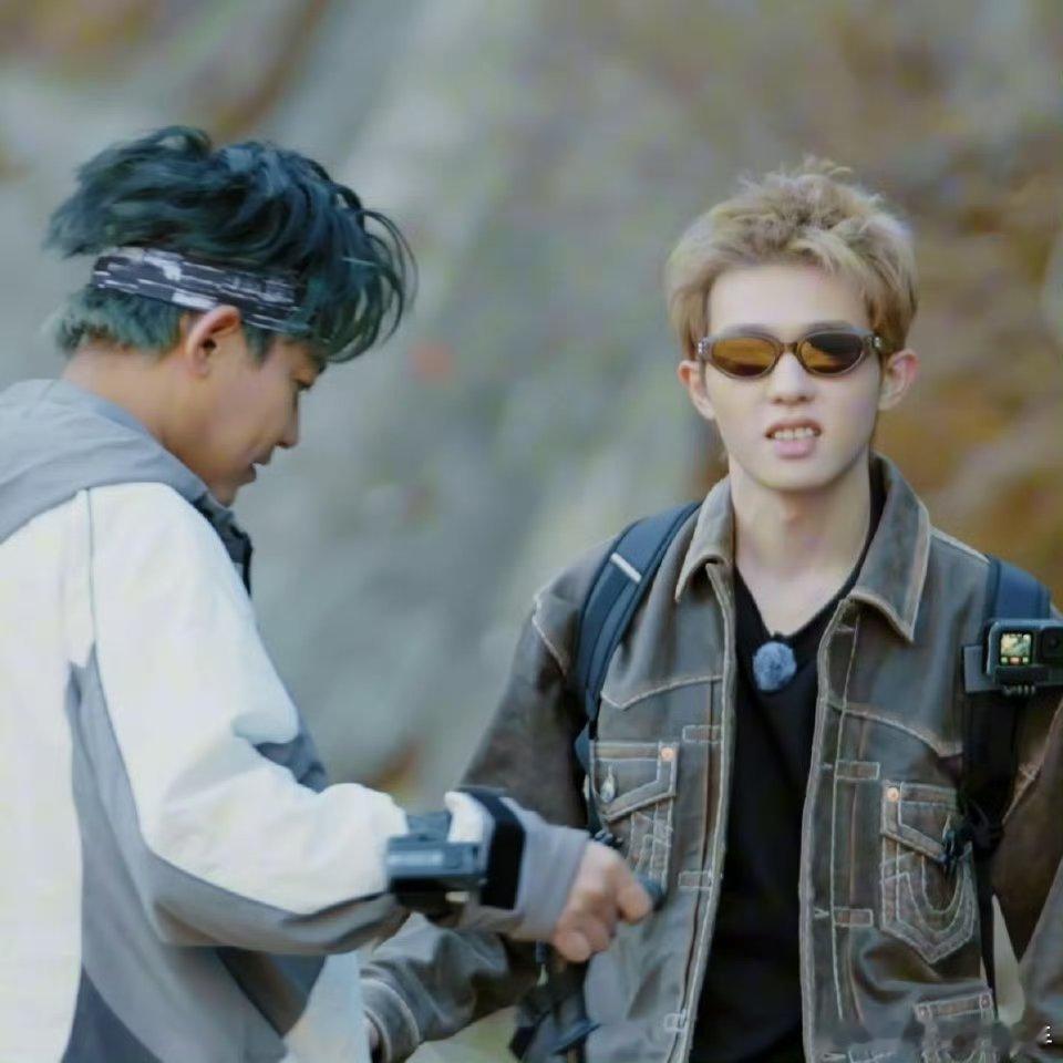 李昊光是站在这就耗尽了所有勇气李昊面对高空瀑布，紧张到全程定格不动，恐高情绪都写