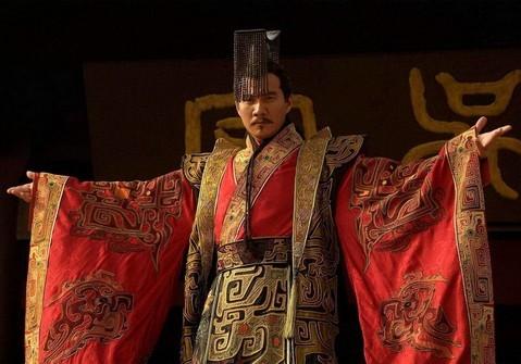 公元前473年，越王宫里来了一个送剑人。 
 
文种打开锦盒，愣在原地。那把剑他