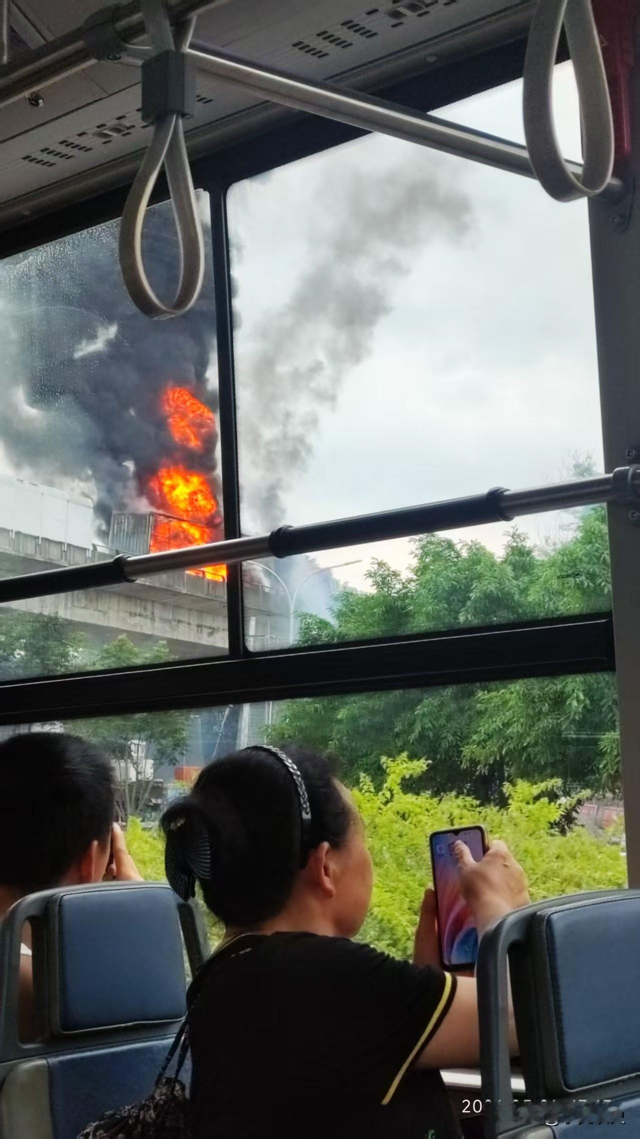 北碚区龙凤大道一辆车子燃起来了，也不知有没有人员伤亡。重庆的天气，一下子进入盛夏