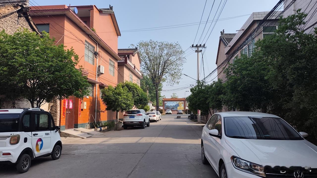 如今回到河南沁阳老家农村，最直观的感受，便是满街停放的小轿车。从前土路扬尘、摩托