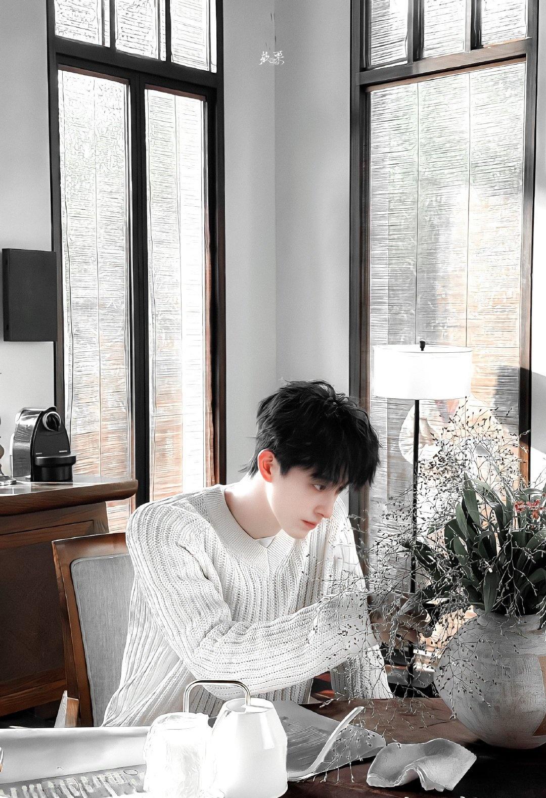 🍅敖瑞鹏不二之臣 

也许你认为自己不是天生的主角，但你一直用努力和汗水，让自