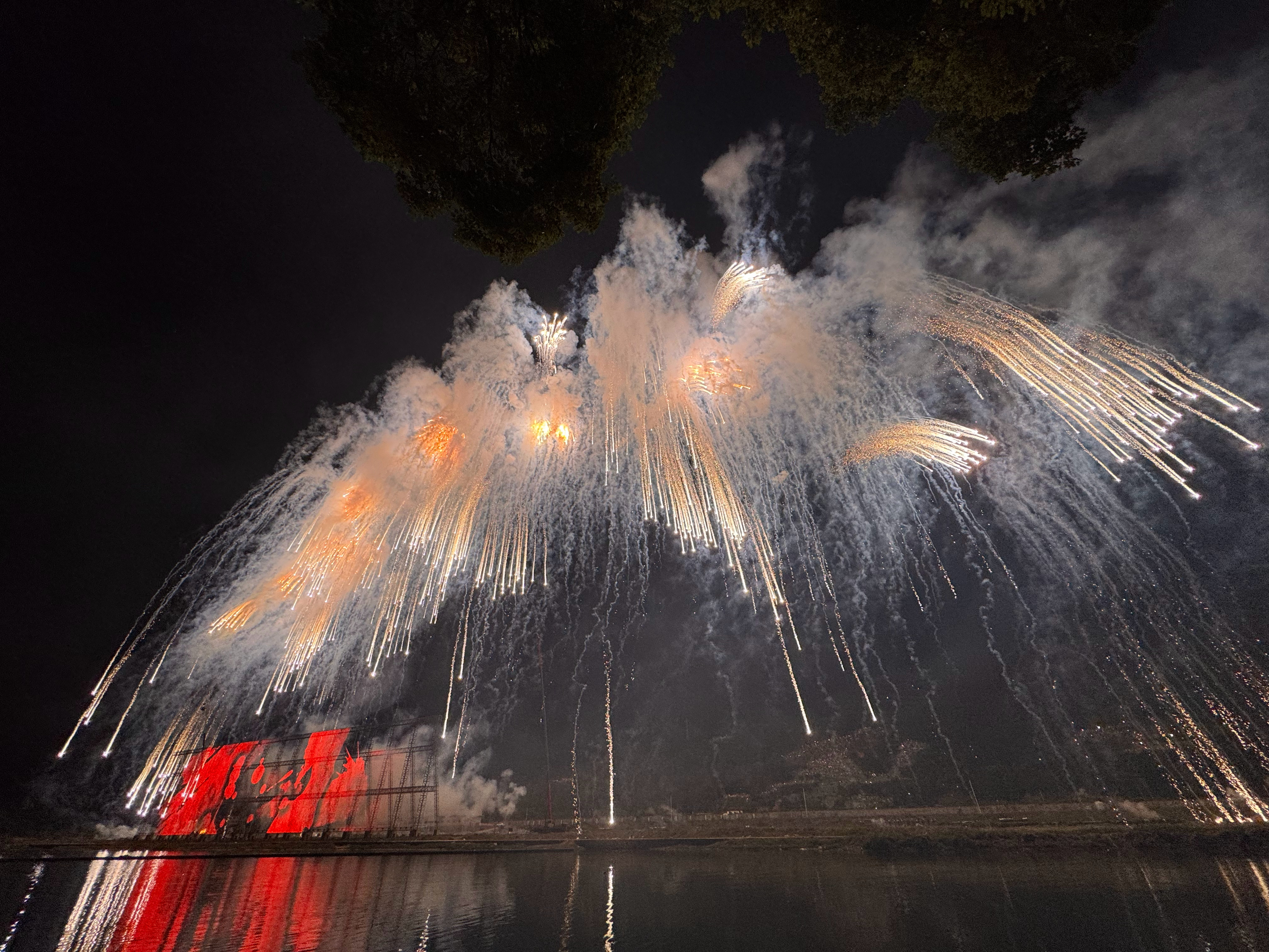 浏阳市10.2国庆烟花大会，站在烟花下的纯享版[你好][你好][你好]  ​​​