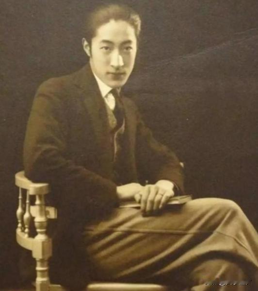 1962年，一位嘴唇、脸庞紫得发黑，头发全白、牙齿掉光，瘦到脱相的老人，在上海监