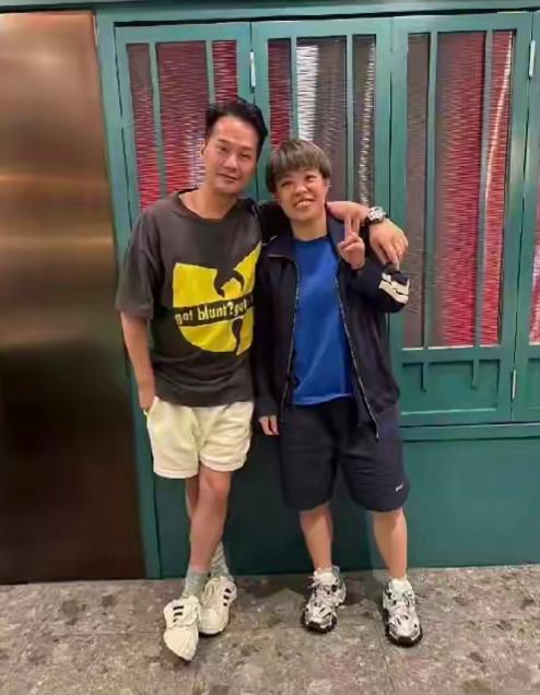 【谁跟大迪搂肩搭背？】照片里和王艺迪合照的是香港演员吴卓羲，豆包说两人是私下的朋