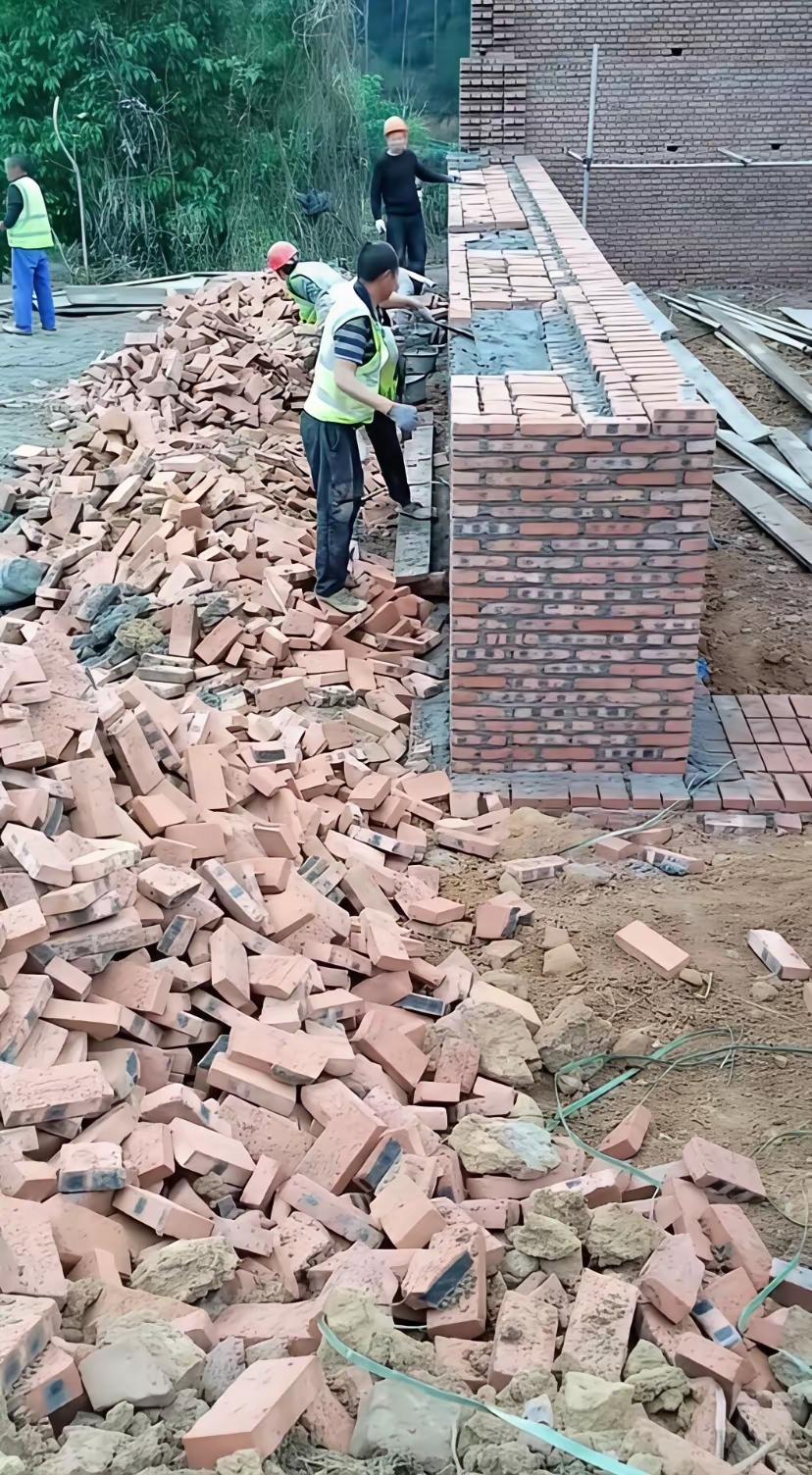 我滴个天呐！见过建房的，第一次见这么造的，这墙是用来防导弹的吗？？？
老师傅们帮