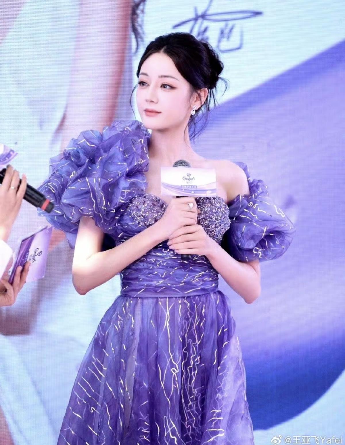 迪丽热巴今日金纺活动造型，把“紫罗兰公主”的优雅与灵动，都穿在了身上[赞]每一次