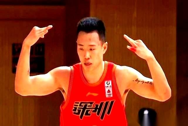 贺希宁投进101个三分了。
但我老琢磨的，是他那快到让人窒息的0.1秒。
看他跑