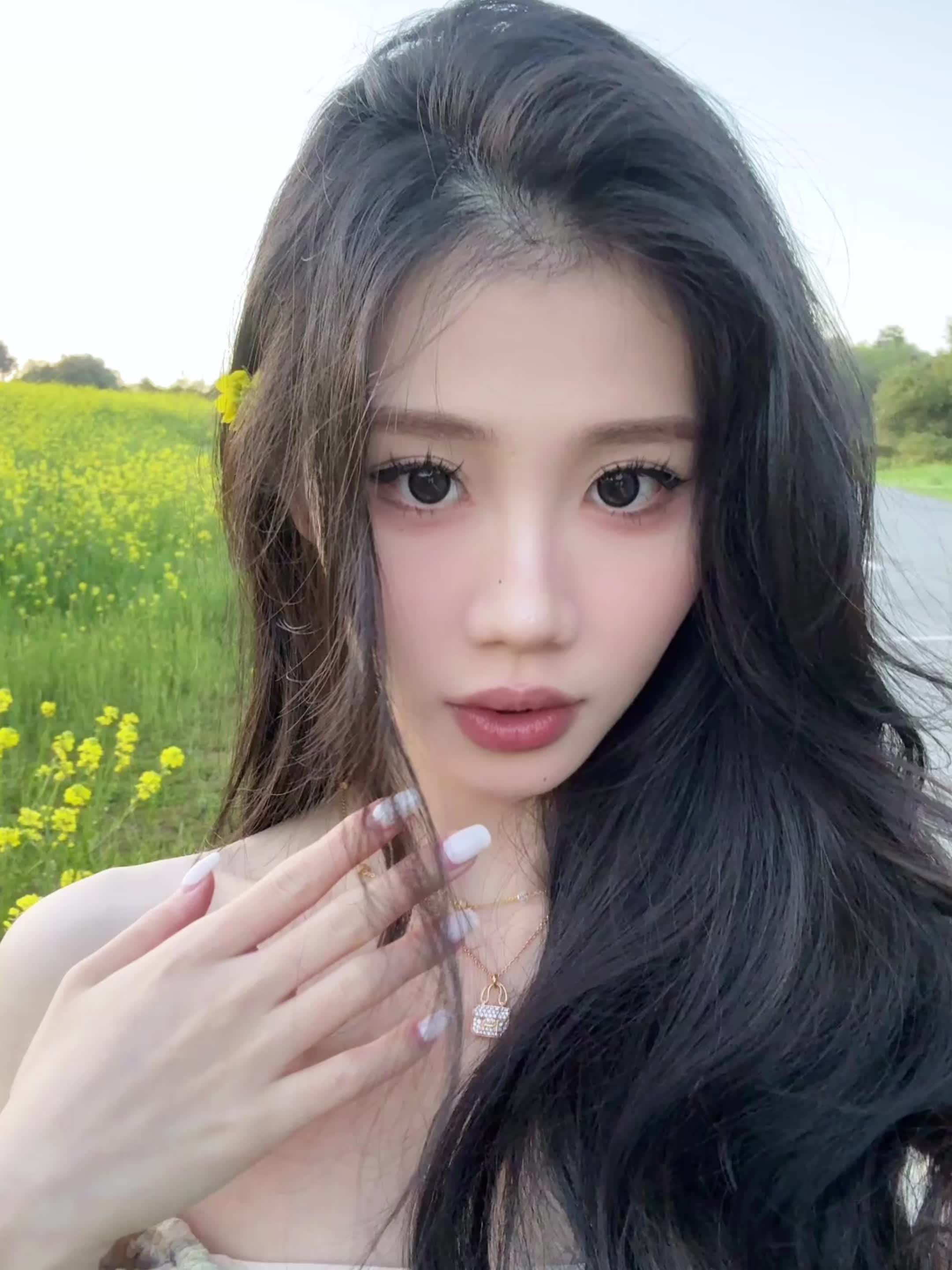 油菜花拍照虽迟但到 油画里的春天🖼️ 好开心🥹看到春天心情会很好_...