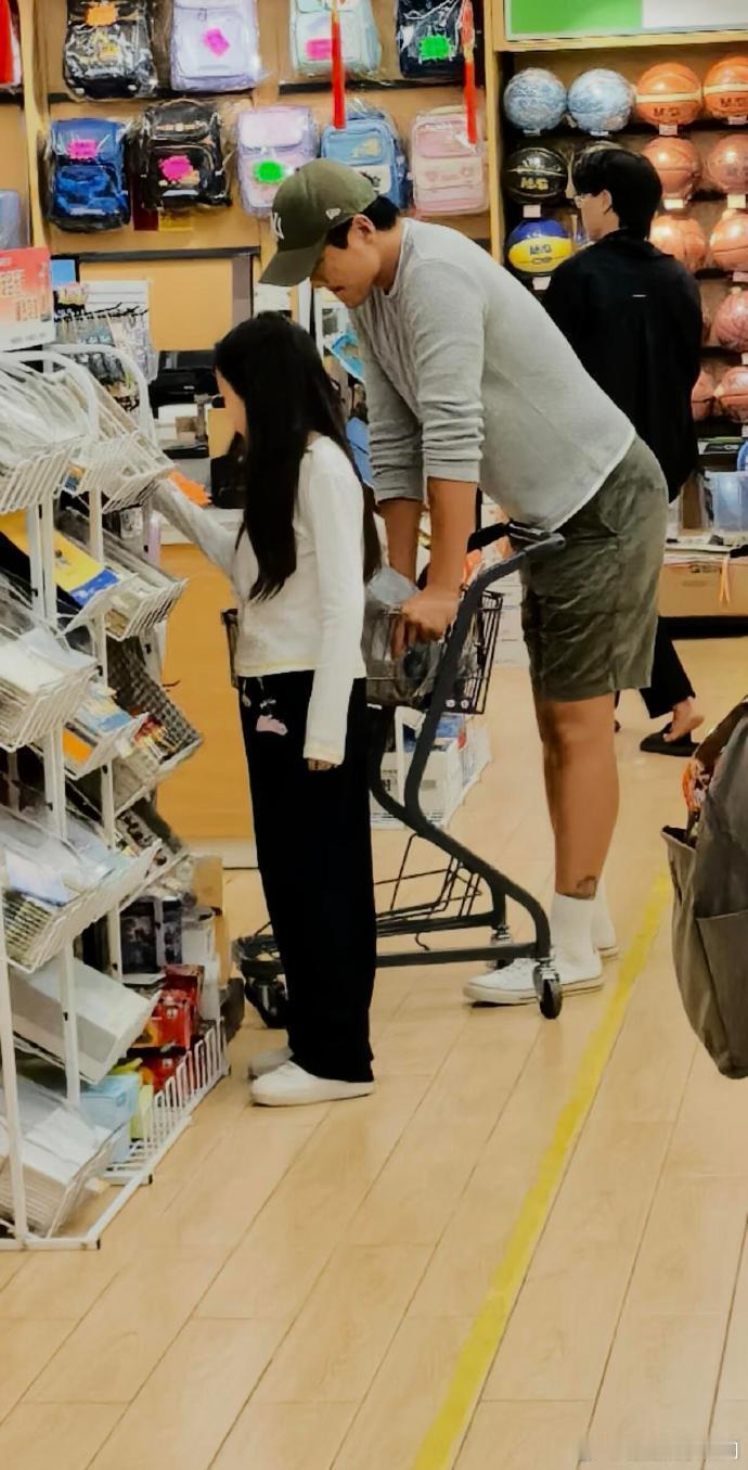 高云翔陪小酒窝逛文具店 小酒窝和爸爸妈妈关系都很好，少不了双方的陪伴和教育吧！照