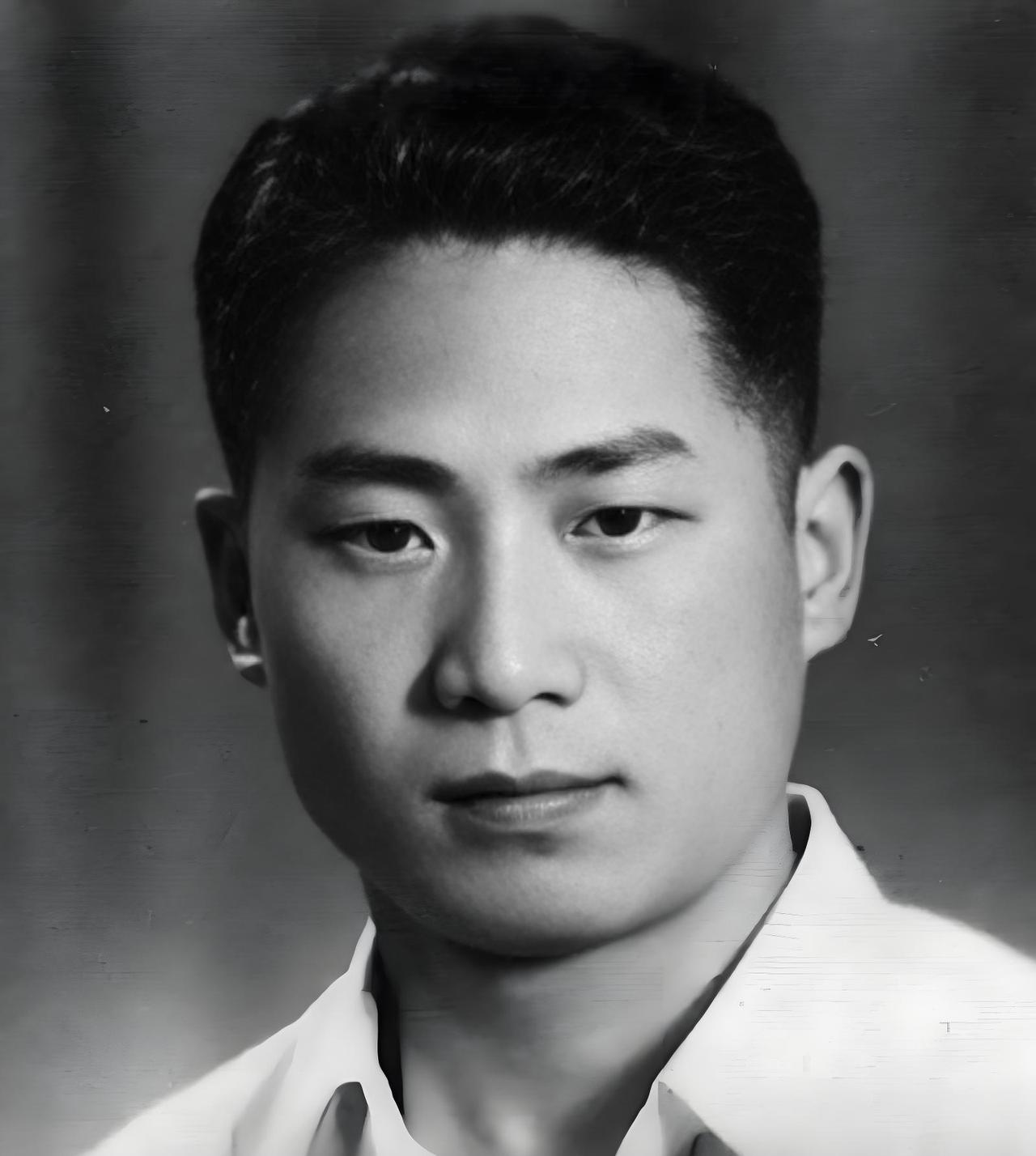 1948 年重庆的一个傍晚，野猫溪的小楼里，一位青年正埋头赶印报纸，窗外已被特务