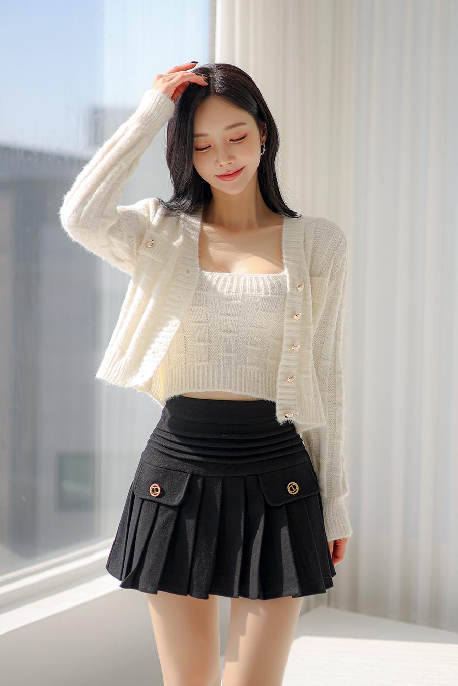 温柔少女风，白色毛衣+黑色百褶裙，简约优雅，气质满满！🌸👗