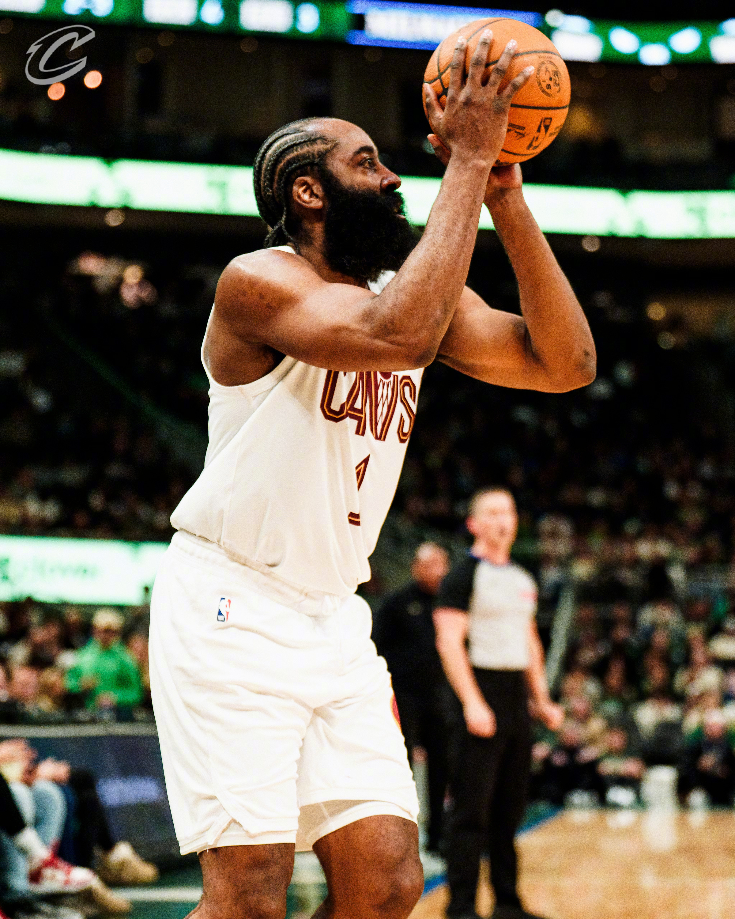 据WeAreCavs Nation报道，詹姆斯-哈登或将与骑士在今夏敲定一份两年