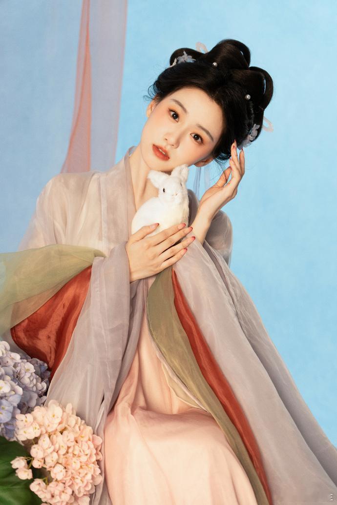 被包上恩豆蔻汉服写真硬控了 可以说这一组写真让人眼睛都舍不得挪开了，一颦一笑都让
