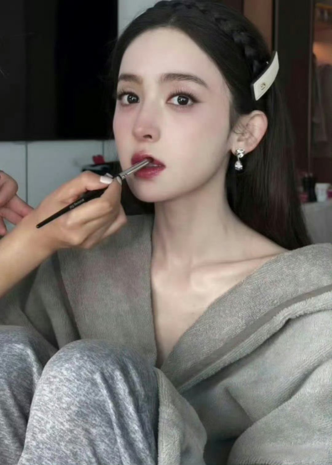 仔细一看，娜扎还真是单眼皮，就因为眉骨太高、眼窝太深，自带阴影，我一直以为她是双