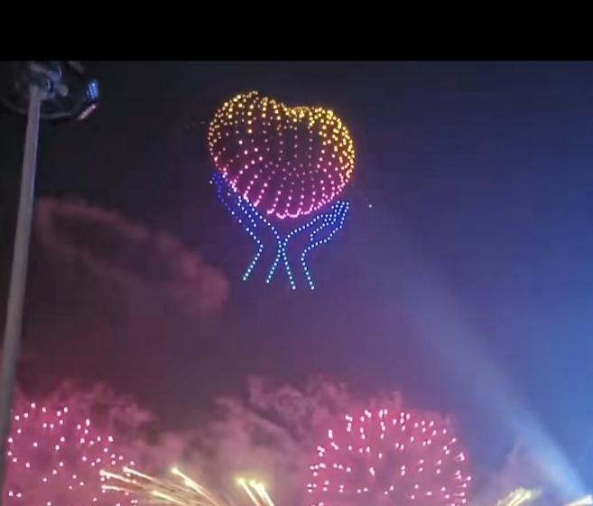 小时候因为家贫，也没有能力追星，所以过年过节都是留在广州，过中秋节，以前家里有月