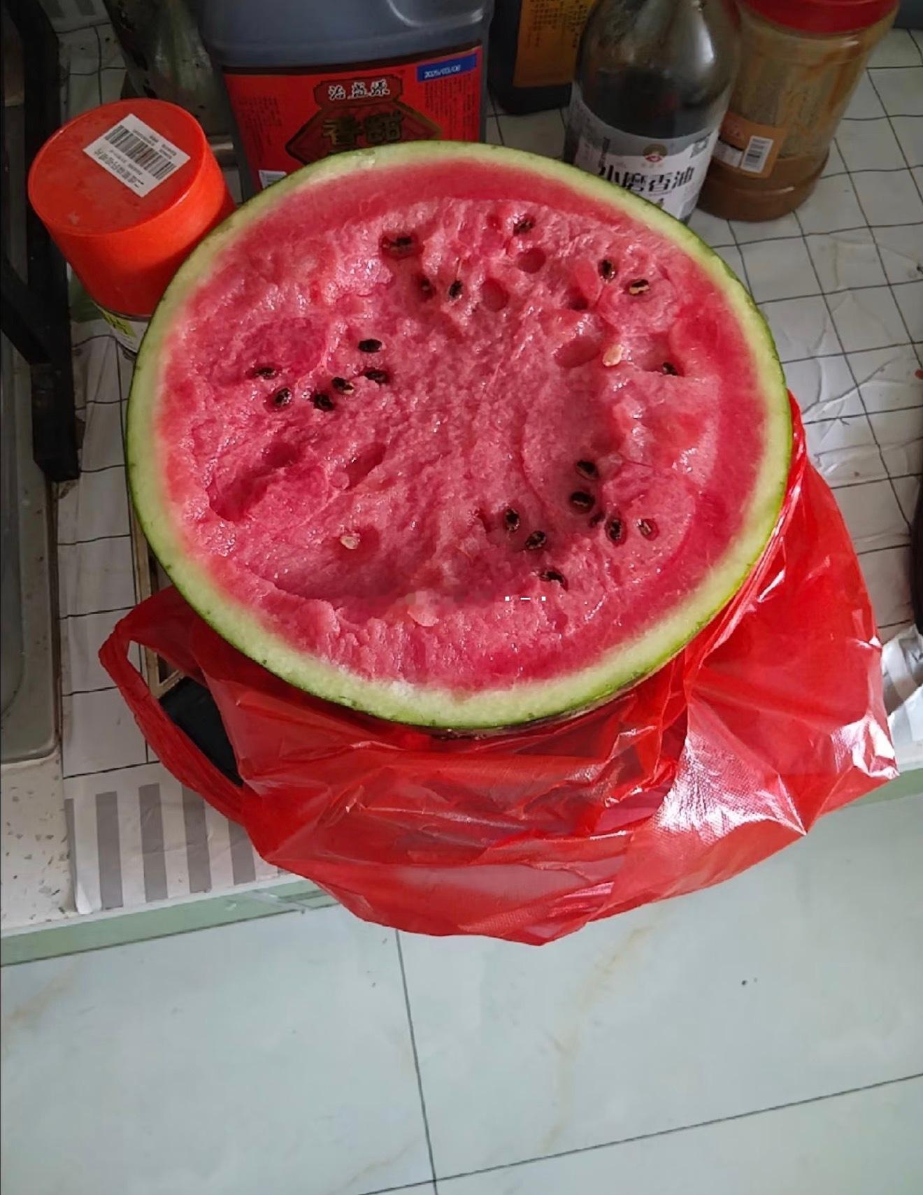 千万不要买路边切好的半个西瓜去水果摊买了一半西瓜，老板说是刚切开的 我一听这就是
