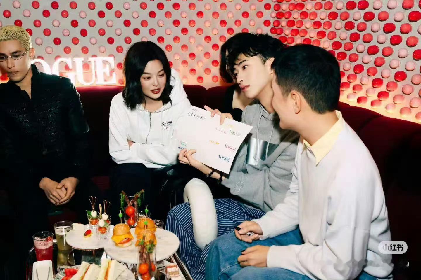 刘冲发了梓渝梓渝、辛芷蕾、刘冲同框 