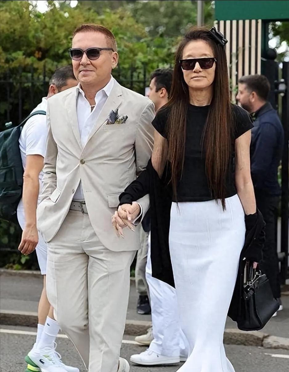 75岁王薇薇这状态，颠覆对年龄的想象！
 
带新男友亮相的王薇薇，黑白穿搭直接美