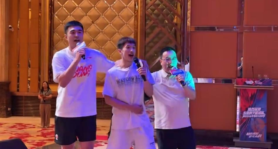 原来球迷都误会杜锋了！在粤BA东莞队夺冠的庆功宴上，广东宏远的球员和管理层都出席