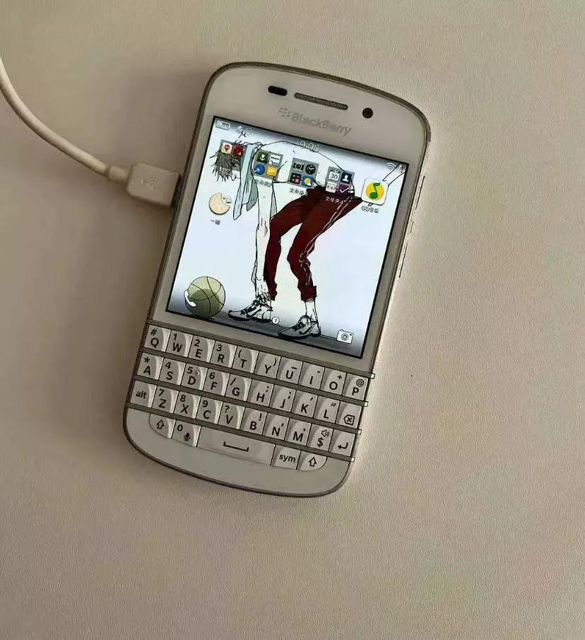 强烈要求黑莓手机恢复生产!
这么好用的手机为啥会停产了啊?
黑莓的保密性感觉比苹