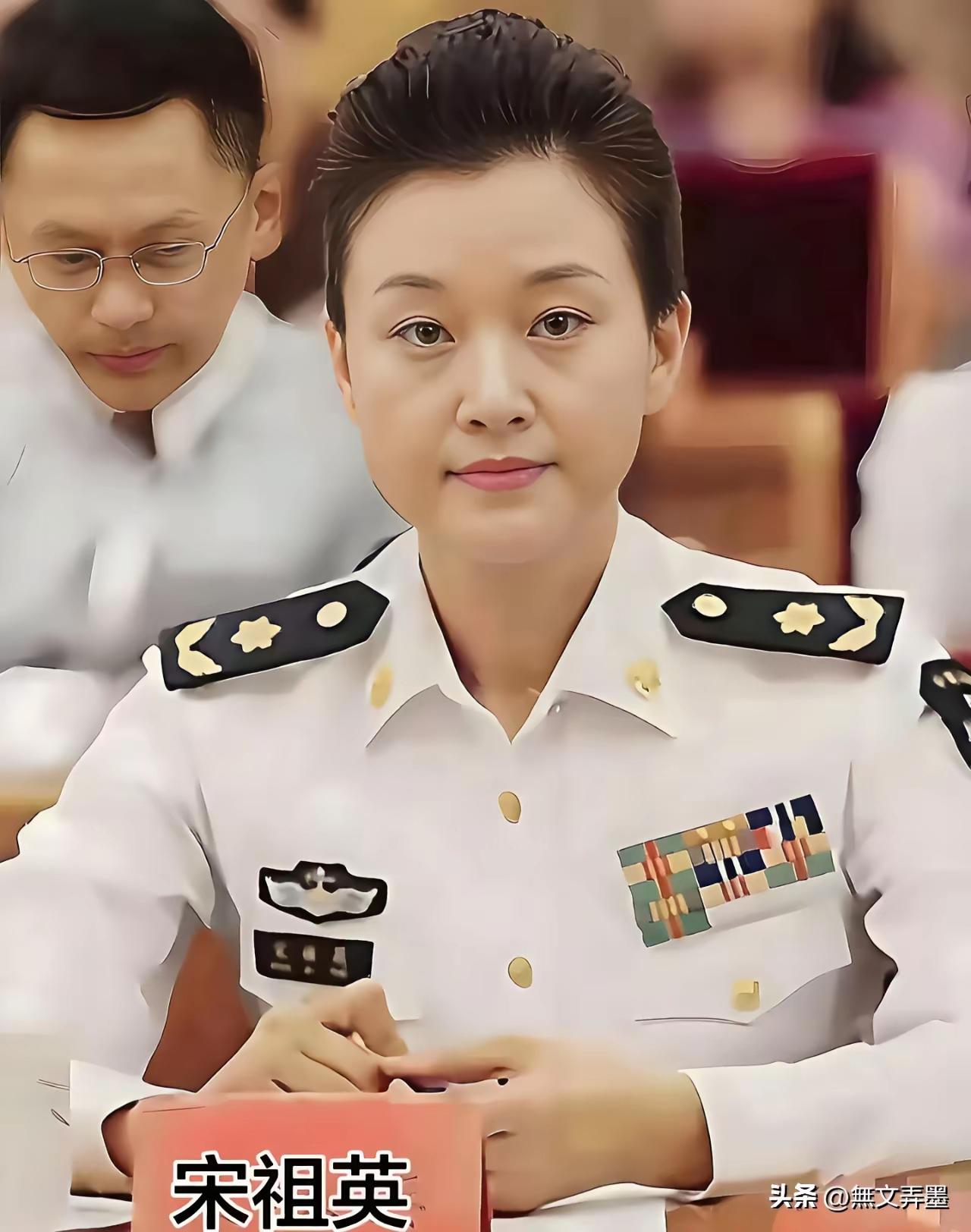 两张海军文职军装对比看点十足！白夏常服是正军级，藏青春秋服为副军级，两人神态差距
