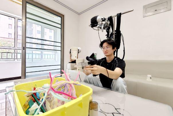 我给宇树机器人“喂”数据
 8月24日，衡水乾途网络科技有限公司的数据采集员在采