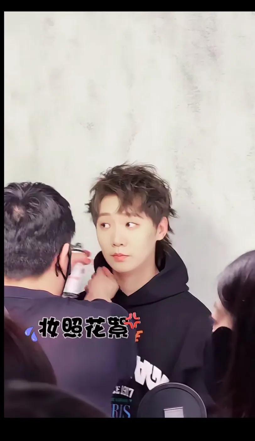 化了妆像一个演员，又想不起名字，美美哒[赞]
小脸型，嘴嘴，手手都特别美呢！[玫