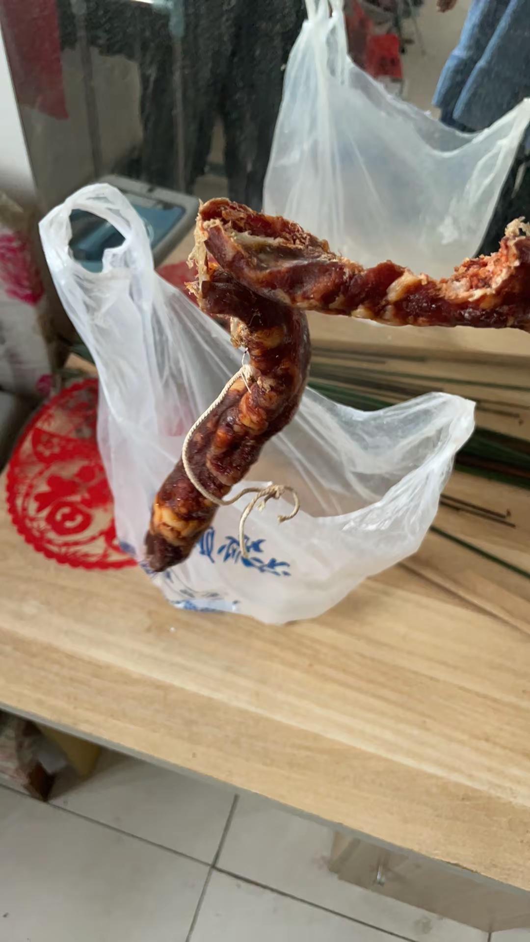 腊肠被野老鼠吃了。