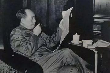 [心]1964年，主席在开会时，看到了正在抽雪茄的李先念，李先念随手递给了主席一