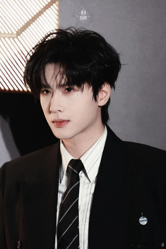 展轩西装亮相T风格论坛路透图都这么绝！展轩T风格论坛西装造型，领带加持更显儒雅，