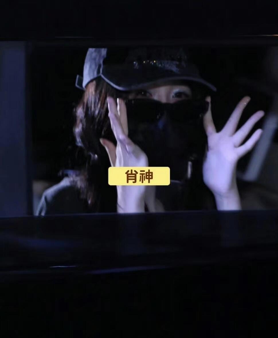 哇哇哇我们小蚌精的眼妆亮晶晶～ 
