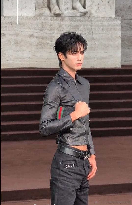 宋威龙皮衣低腰裤宋威龙皮衣低腰裤look倪妮挽宋威龙胳膊宋威龙皮衣低腰裤造型太亮