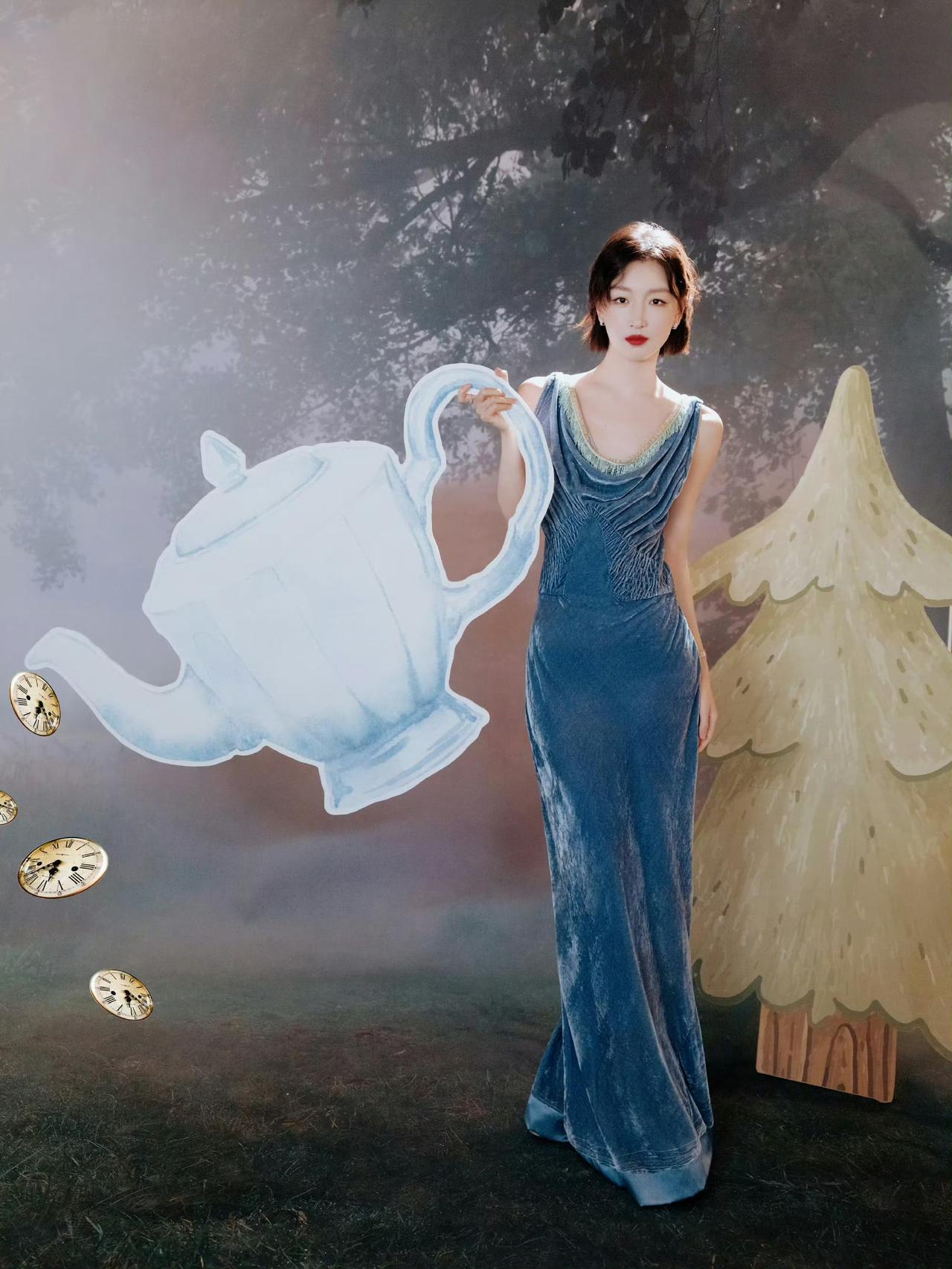 谁能想到，身为顶奢代言人的她，私下居然会穿几百块淘来的小裙子出席活动，反差感真的