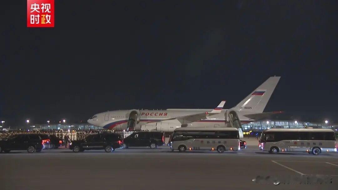 从莫斯科到北京，航班要飞行近10个小时，空中直线距离5800多公里，对于一个74