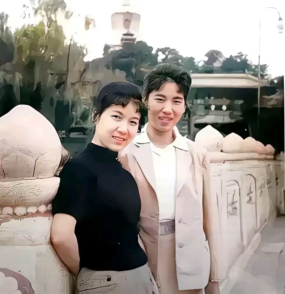 老照片，1963年新凤霞和赵丽蓉在北海公园留影。