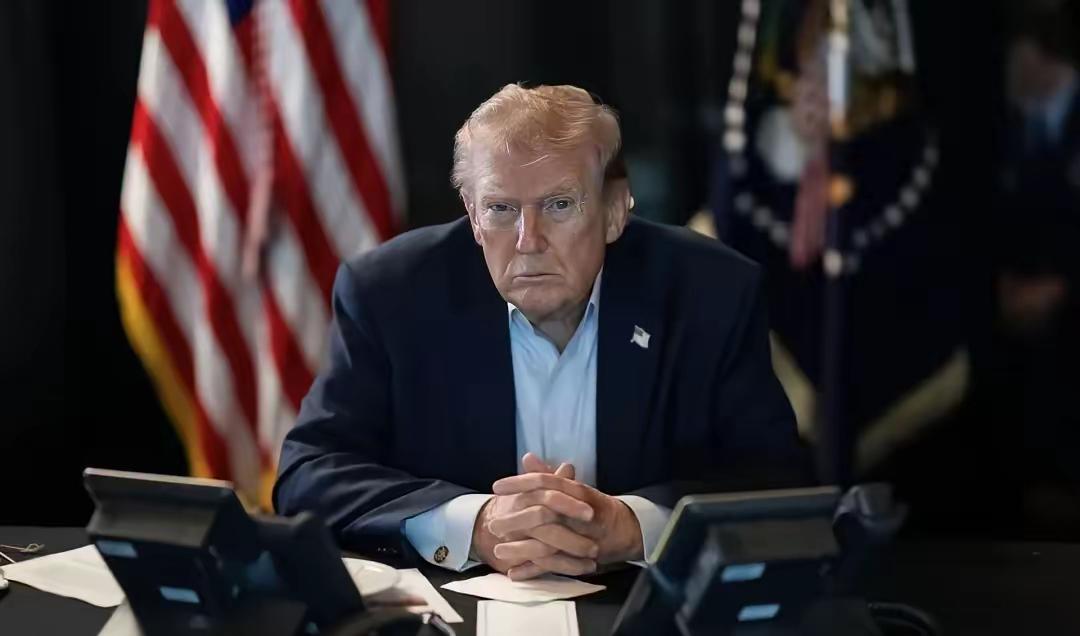 特朗普昨晚发的睡前最后一条推文：

​所有美国船只、飞机和军事人员，连同额外的弹