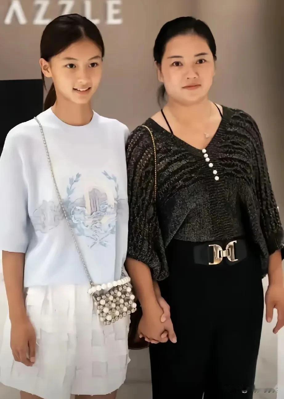 必须给七七妈妈点赞
她竟然拒绝了于正

话说于正联系了七七
想签下她长期培养
