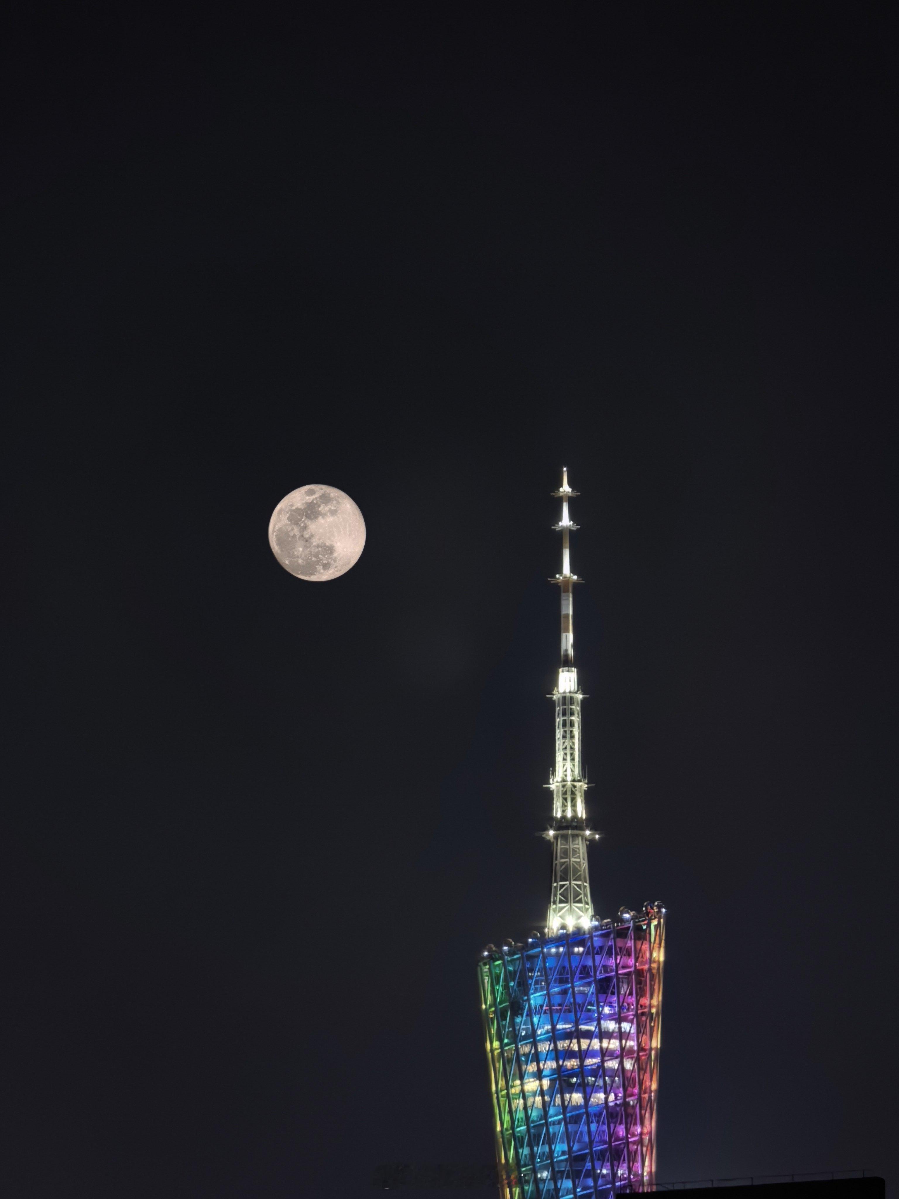 华为Mate80 RS非凡大师的超级月亮也不错，既有艺术化成分，相较vivo那种