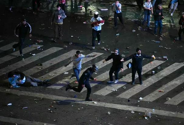 赢球也暴乱，输球也暴乱，赛场上犯规，全国输不起，阿根廷只能靠足球来逃避现实？
