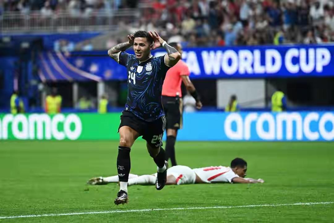 热议阿根廷2-1英格兰：图赫尔全责，阿根廷心态从容会比赛
终场哨响比分定格2比1