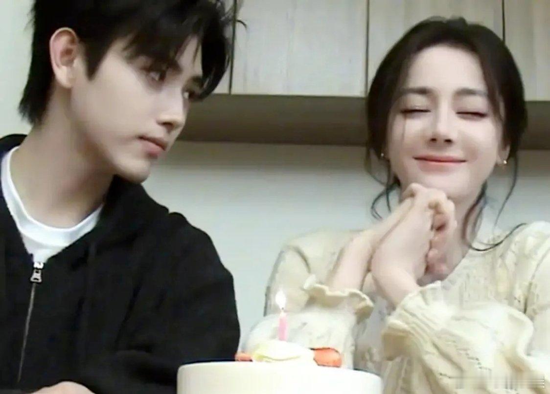 原来觉得迪丽热巴是冰山美人 现在觉得这些动作很刻意 