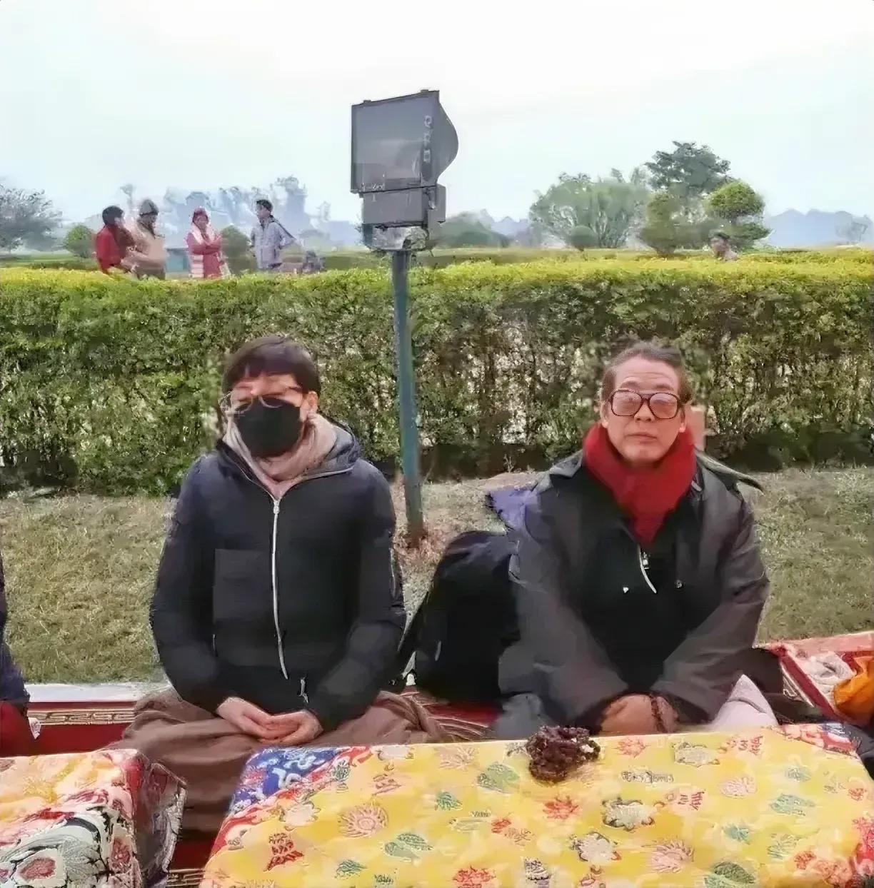 李连杰是一个虔诚的佛教徒，最近他和妻子利智在尼泊尔拜佛念经！

如果不说这是李连