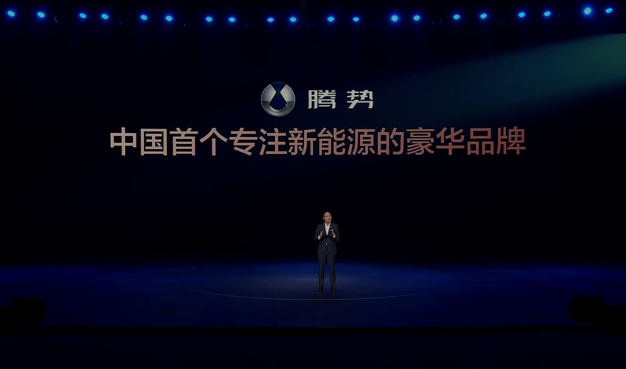 百万级配置的腾势N8L发布会啦！
首先空间是真的大：家庭大六座，全都支持电动调节