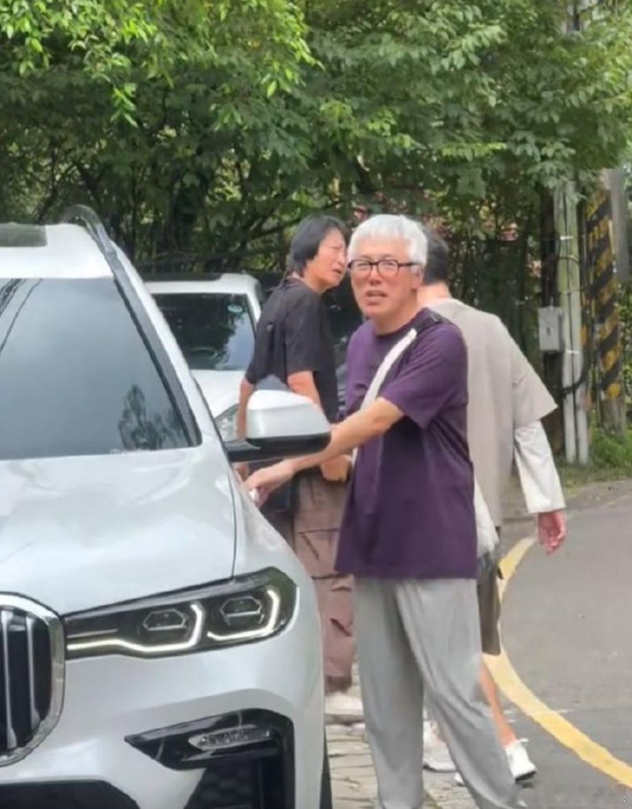 张宇白发近照张宇近况 近日有网友偶遇张宇，他满头白发、身形清瘦，苍老模样引热议。