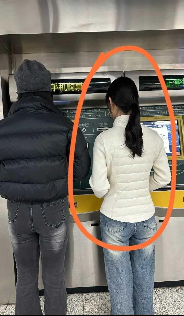 网友：据说这是最新流行的羽绒服，你们觉得好看吗？